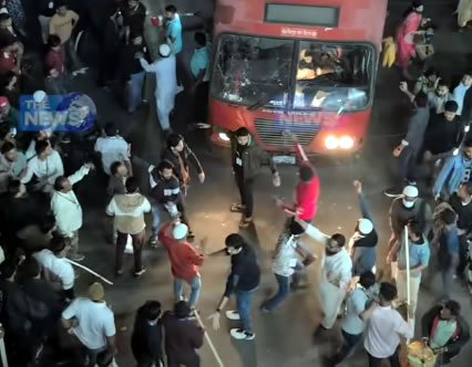 Protest violent al comercianților de telefoane mobile la Karwan Bazar, Dhaka