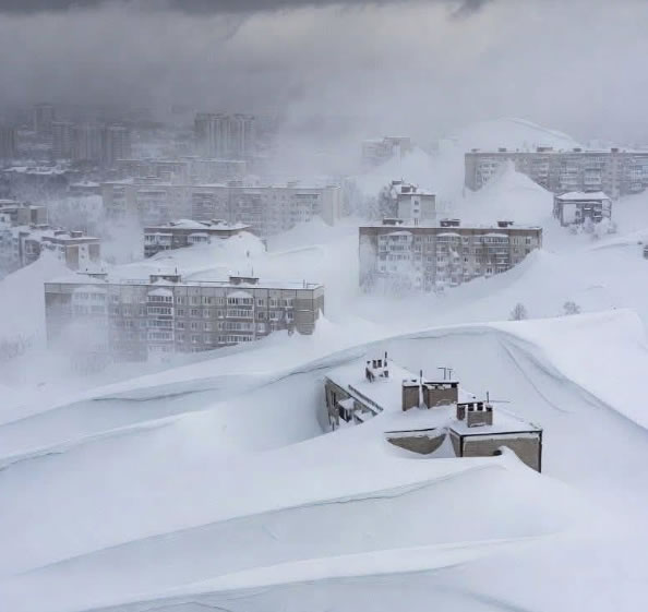 blocuri acoperite de nameti